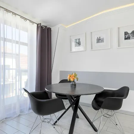 Apartamento Cosy With Parking & Balcony By Renters