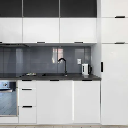 Cosy With Parking & Balcony By Renters *