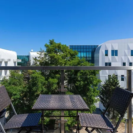 Cosy With Parking & Balcony By Renters